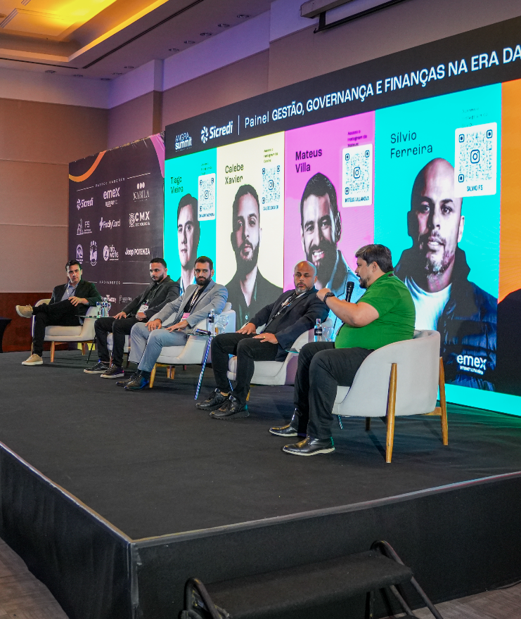 Painel do Angra Summit com palestrantes no palco