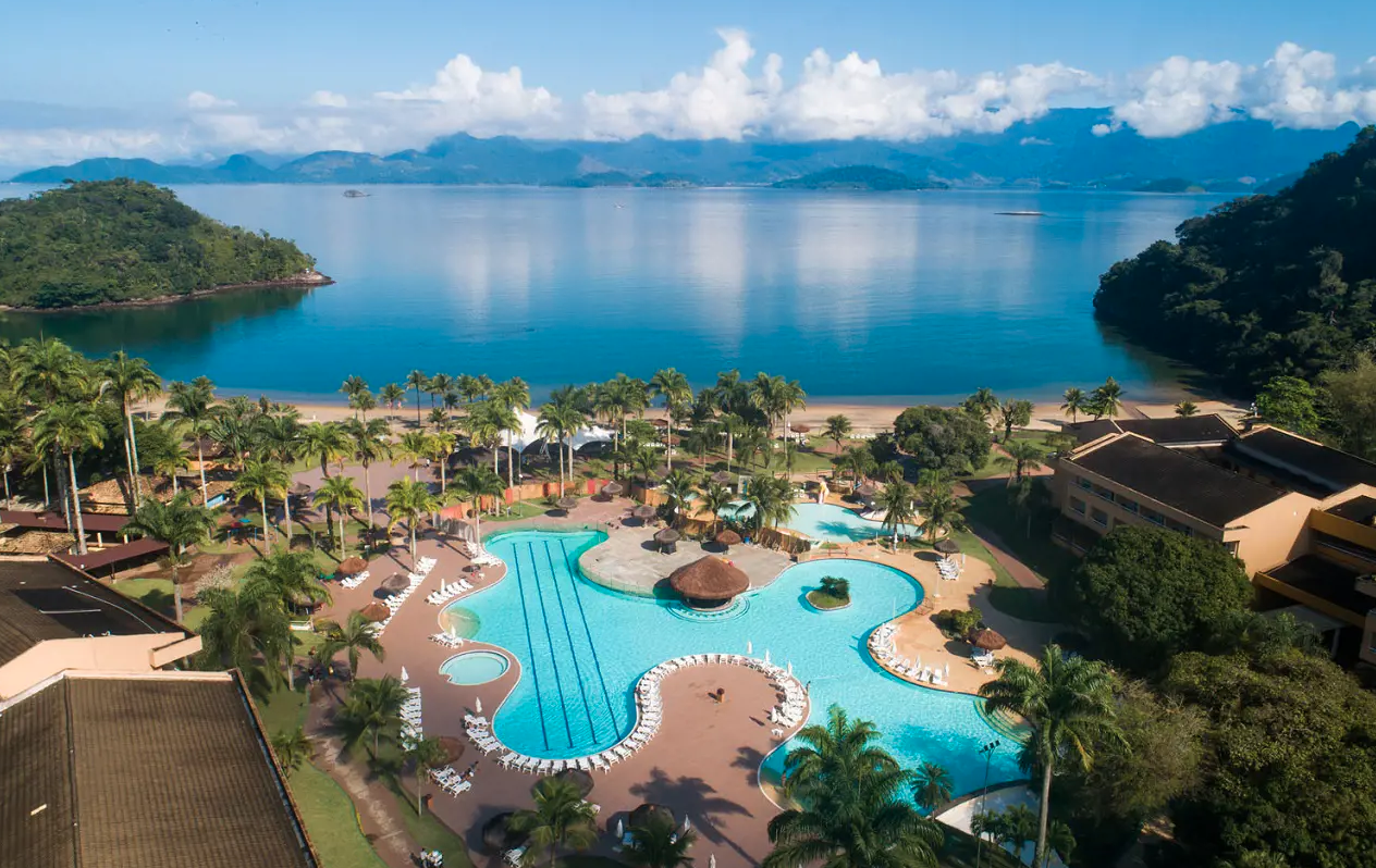 Vista aérea da piscina do Hotel Vila Galé com mar ao fundo
