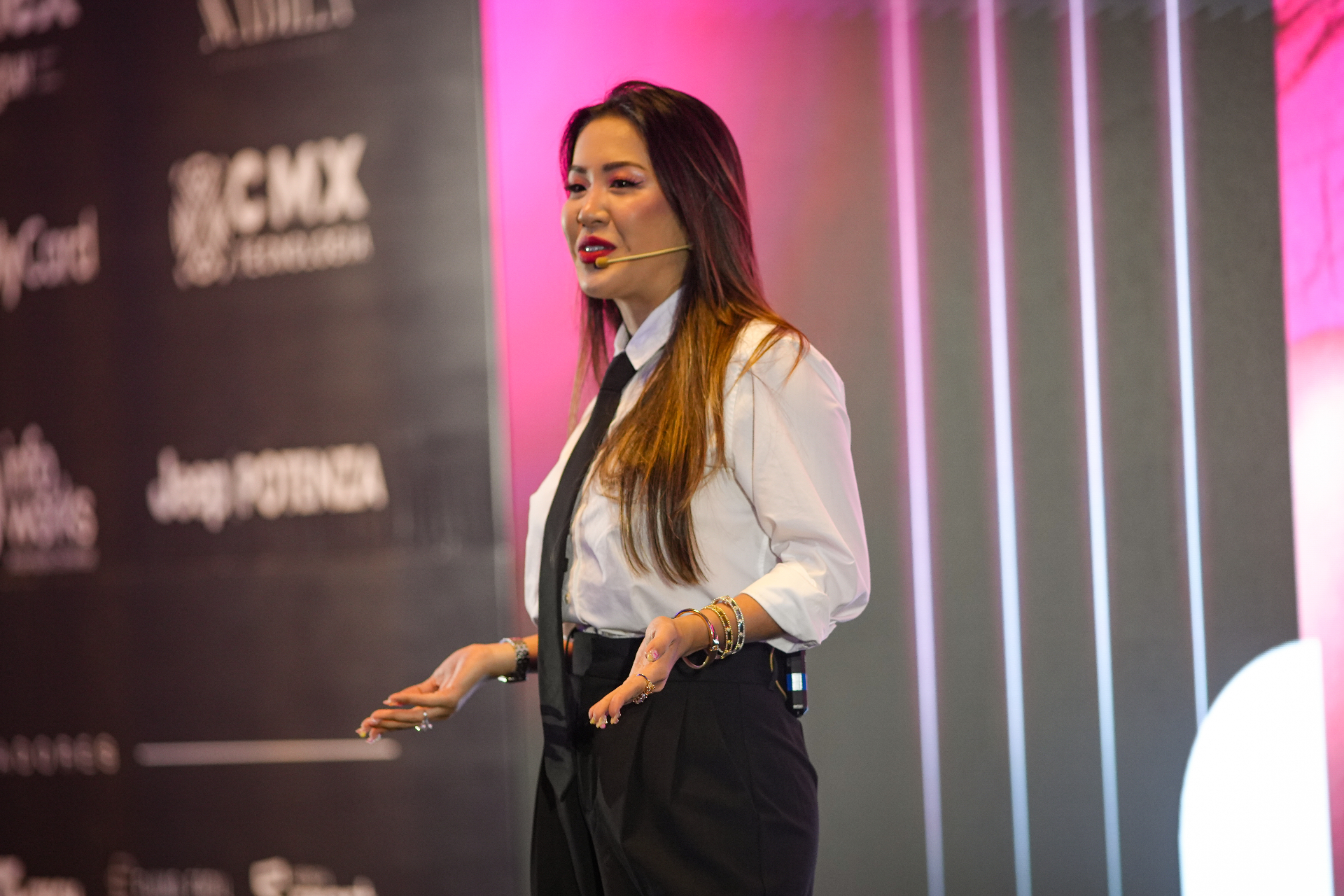 Palestrante no palco do Angra Summit