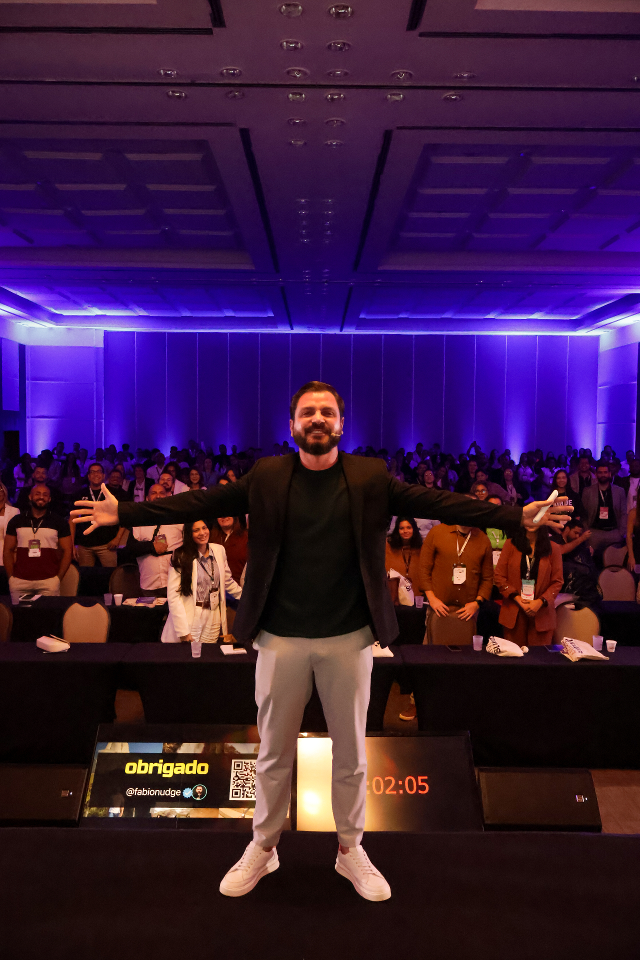 Palestrante com a plateia ao fundo