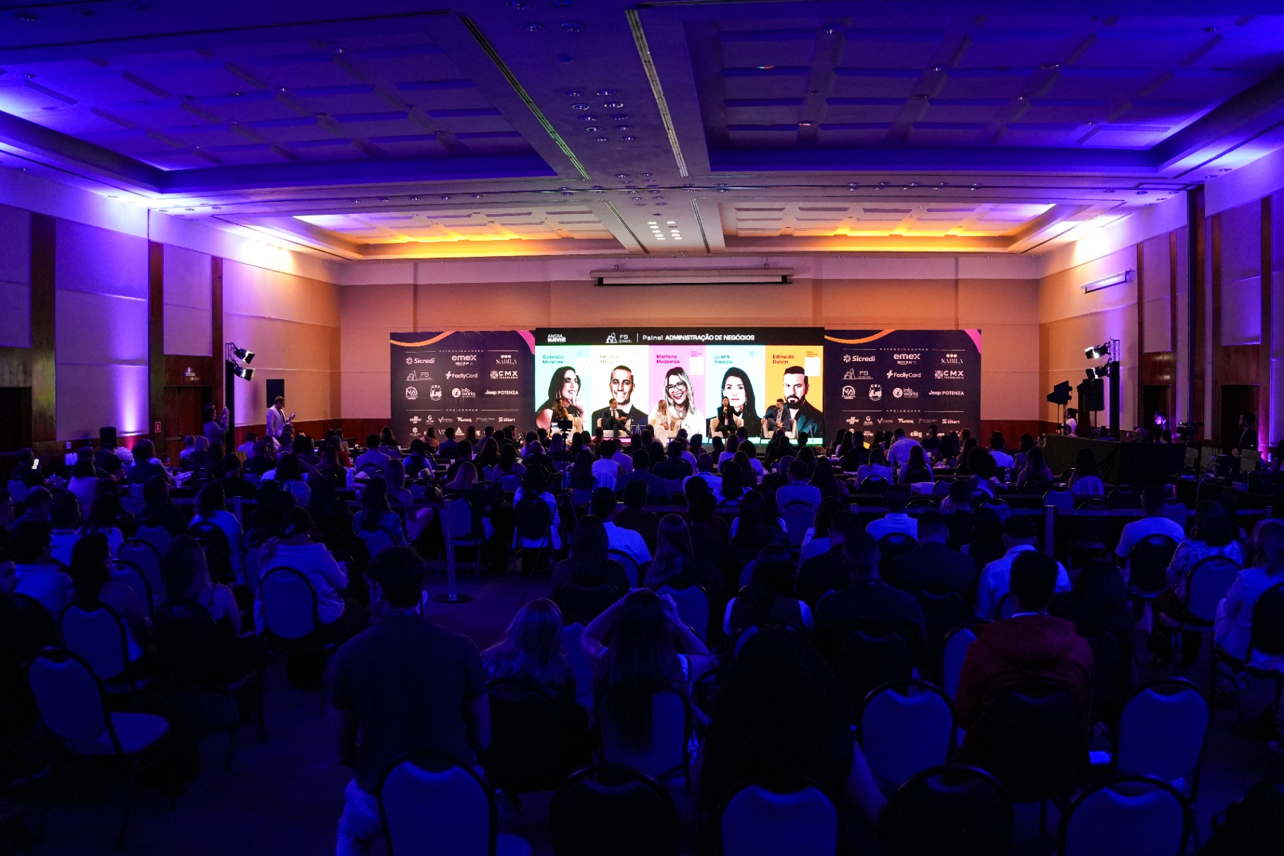 Vista geral do auditório durante painel