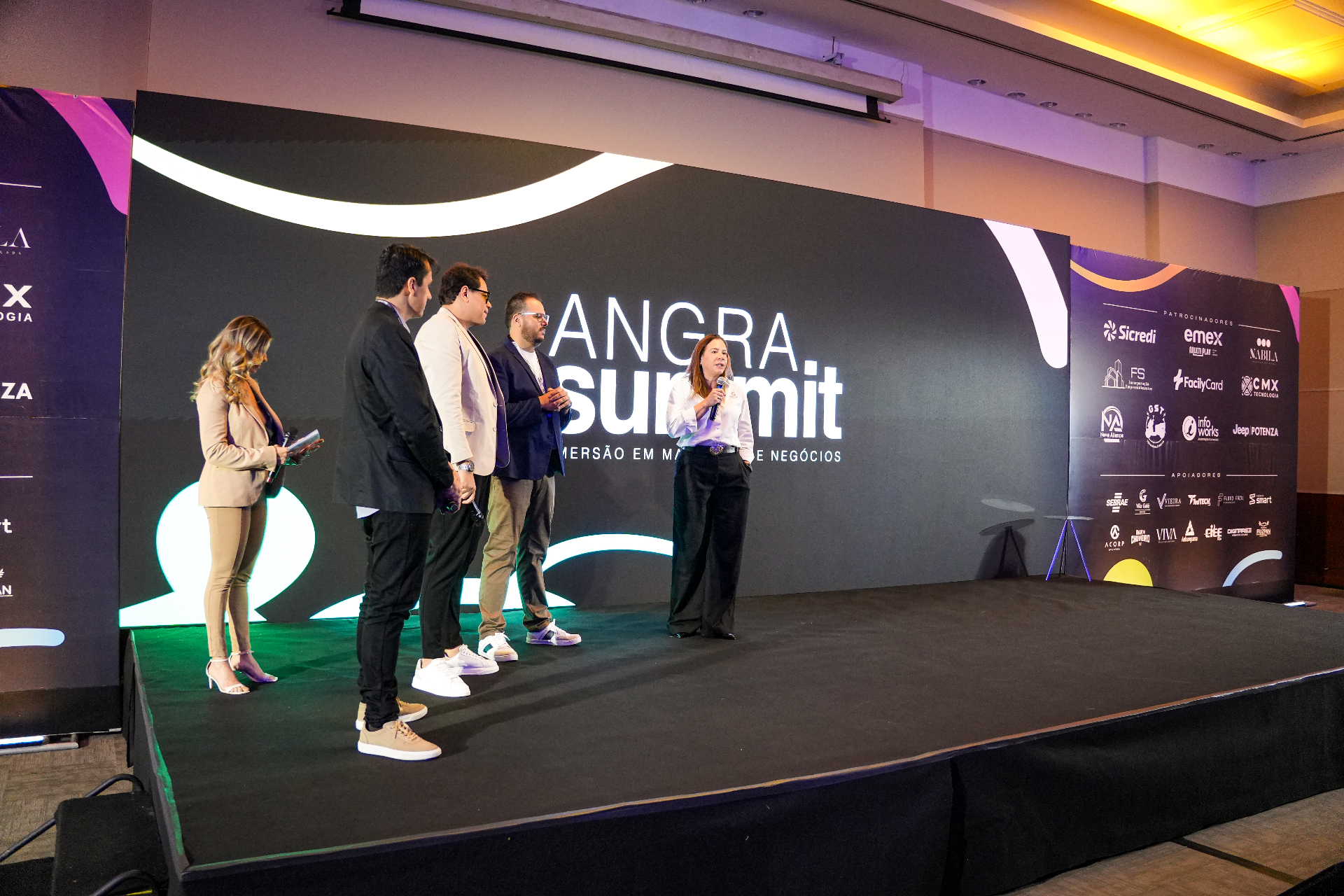 Palestrantes no palco principal