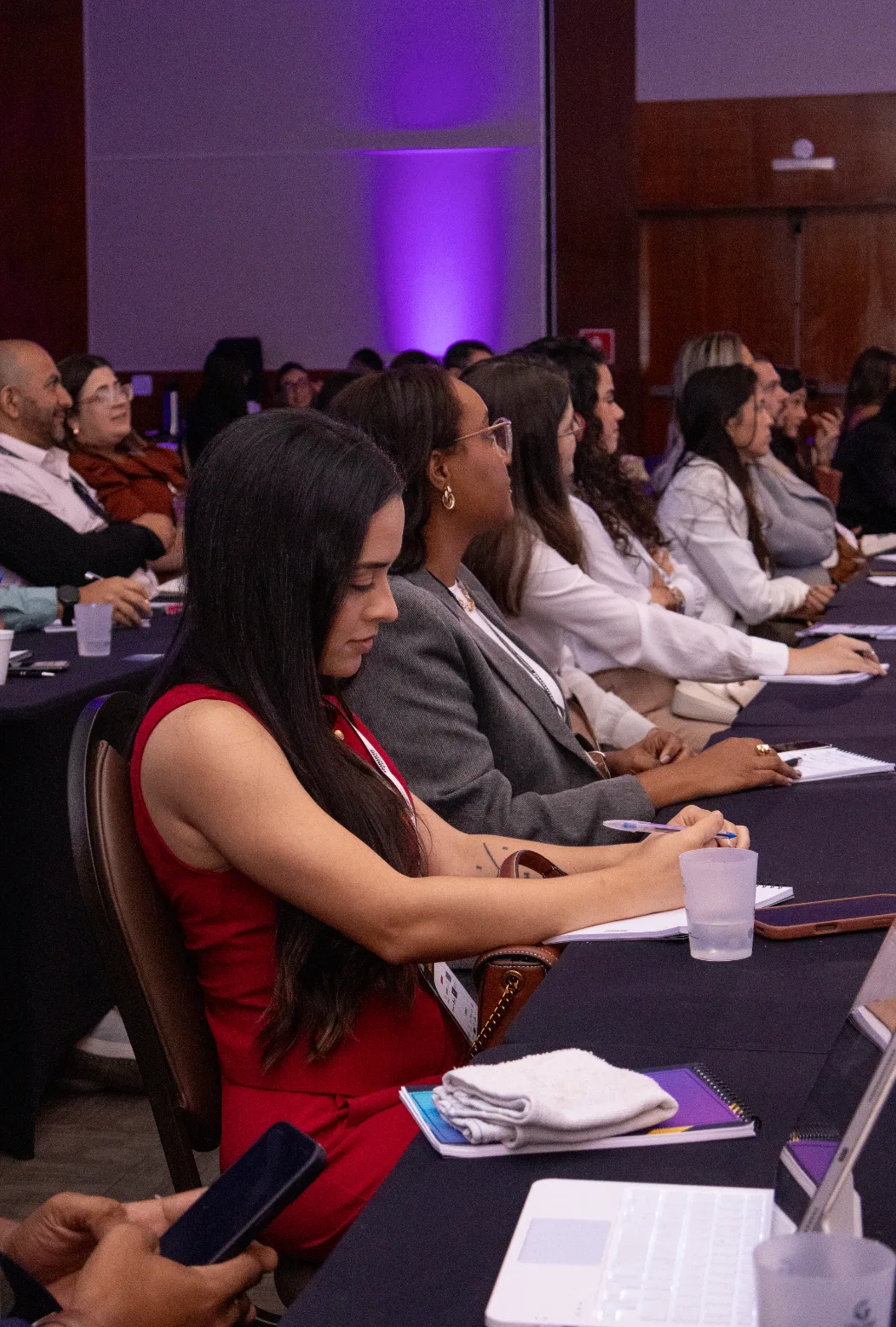 Participantes acompanhando palestra