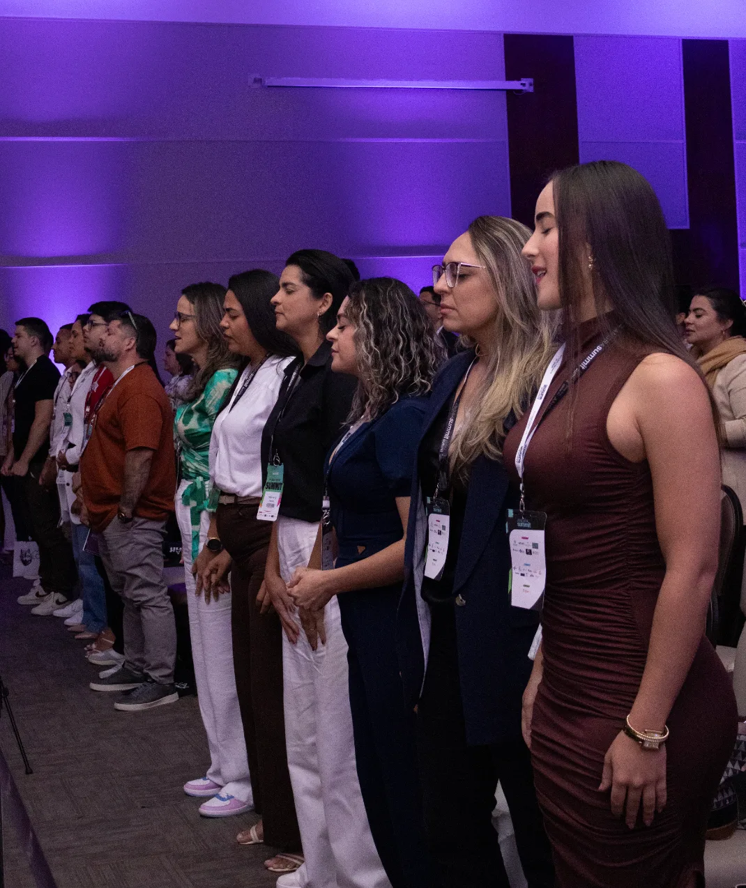 Participantes em pé durante o evento